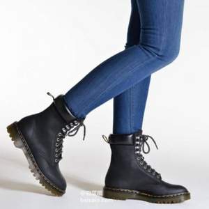 Dr.Martens 中性10眼马丁靴 两色 $60 