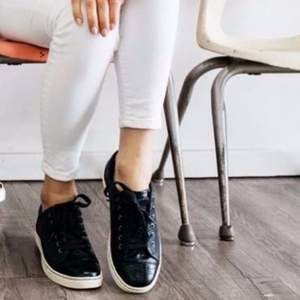 UGG 女士真皮系帶休閑板鞋 新低$42.99