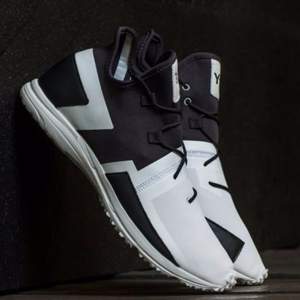 國內(nèi)￥3450，17年新款 Y-3  Arc RC男士運動鞋 4.5折新低$144