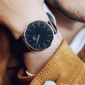 鎮(zhèn)店之寶，Daniel Wellington 丹尼爾·惠靈頓 Classic Black 男士時(shí)尚真皮腕表 