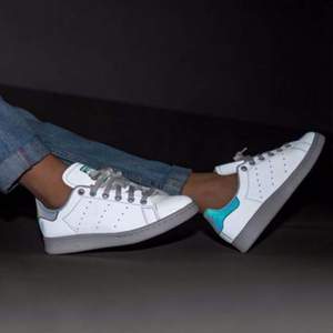 adidas 阿迪達斯 Originals 三葉草 Stan Smith 女士真皮板鞋 夜光版綠尾 $56