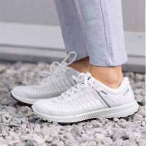 國內(nèi)￥2199，17年秋款 ECCO 愛步  Intrinsic TR Runner 盈速蹤跡 男士真皮休閑鞋 $84.99