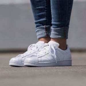 adidas Originals 阿迪達(dá)斯 Superstar 女士經(jīng)典貝殼頭休閑鞋BB0683 $29.99