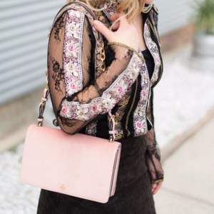 17年秋冬新款，Tory Burch 托里·伯奇 SADIE VELVET 天鵝絨單肩包 2色 4.2折$181.3（$259 額外7折）