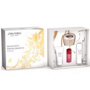 价值£106，Shiseido 资生堂 17年圣诞礼盒套装（盼丽风姿抗皱日霜50ml+洁面30ml+健肤水30ml+红腰子精华10ml）£50.7