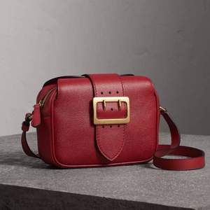 17年款，BURBERRY 巴宝莉 Buckle女士大方扣相机包 $587