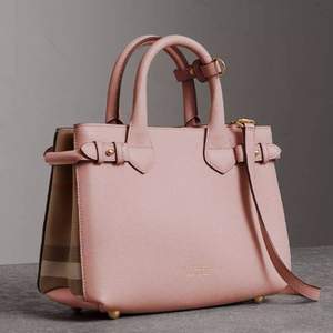 国内￥10500，BURBERRY 巴宝莉 小号 House 格纹拼皮革班纳手袋 2色 $779