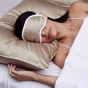  NM美容大奖，ILUMINAGE 经典氧化铜睡眠抗皱套装（枕套+眼罩）￡44.1 