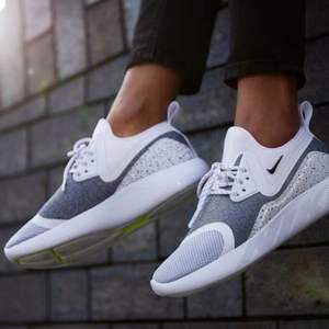 NIKE耐克中國官網(wǎng)：NIKE 耐克 LUNARCHARGE ESSENTIAL 女士運動鞋 2色