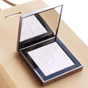 Feelunique中文網(wǎng)：BURBERRY 巴寶莉 全線85折，限量版蕾絲高光粉餅  ￡38.25