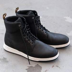 6PM：Dr. Martens Rigal 真皮8眼马丁靴 2色 $54