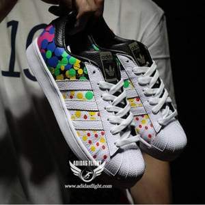 Adidas 阿迪達(dá)斯 Superstar Pride Pack 男士彩虹波點(diǎn)貝殼頭 $29.99