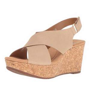 國(guó)內(nèi)折后￥1109，Clarks 其樂 Annadel女士真皮坡跟涼鞋  Prime會(huì)員免費(fèi)直郵