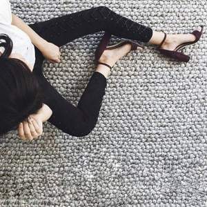 天貓￥1390，Sam Edelman 女士Yaro麂皮一字系帶粗跟涼鞋