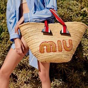18年春夏，意大利產(chǎn) Miu Miu 草編托特包 $656