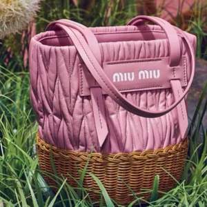 18年春夏，意大利产 Miu Miu 真皮拼接草编包 $994