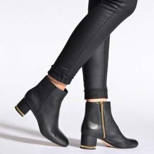 Michael Kors Sabrina Mid Bootie 女士真皮短靴  $64.99