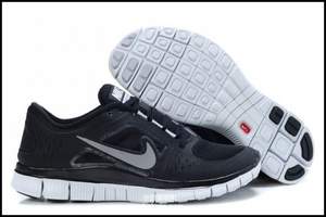 亞馬遜中國：Nike 耐克 赤足系列 FREE RUN+ 3 男士跑鞋黑色 ￥449 結(jié)賬減￥80 實付￥369