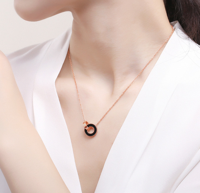 日本独立设计师珠宝品牌，IL&Co 玫瑰金色钻石罗马项链（主钻0.8分 附GIC证书）99元包邮（双重优惠）