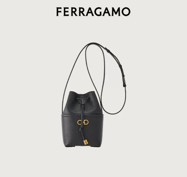 4.5折！Salvatore Ferragamo 菲拉格慕 GANCINI 女士迷你牛皮水桶包 759566新低3559.76 元（官网8500元）