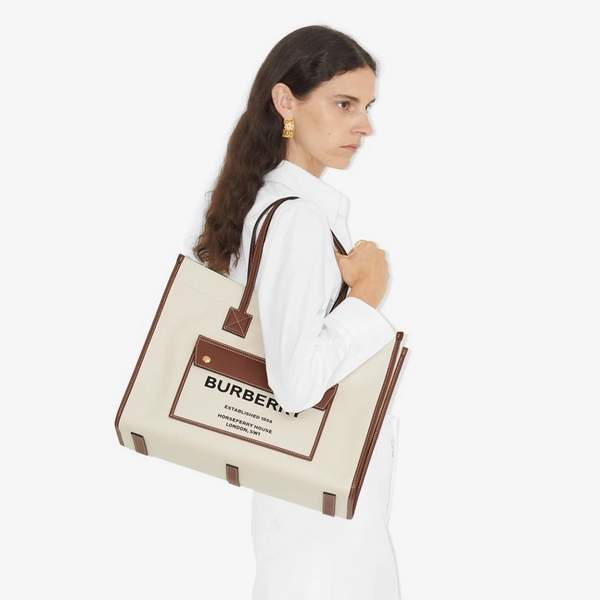 Burberry 博柏利 Freya 芙蕾雅中号双色帆布拼皮革托特包8044129新低6473.28元（官网11800元）