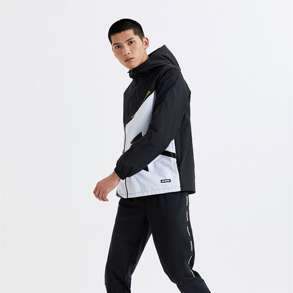 Skechers 斯凱奇 男士時尚梭織防風連帽外套133元包郵（需領券）