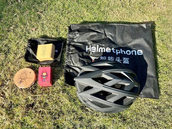 helmetphone智能头盔的外包装采用异形设计,满满的科技感.