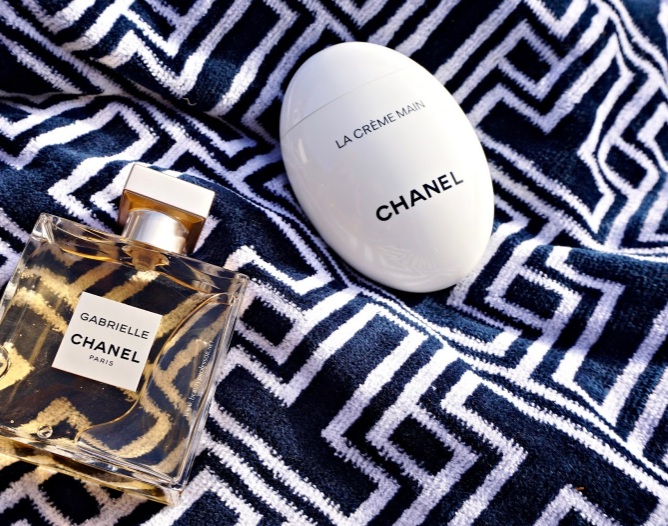 Chanel 香奈儿 LA CRÈME MAIN 鹅卵石护手霜50ml €46.4凑单免费直邮到手352元