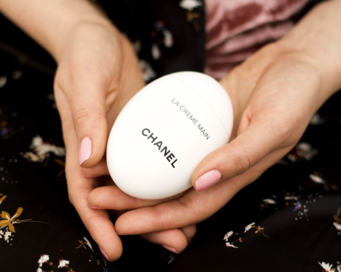 Chanel 香奈儿 LA CRÈME MAIN 鹅卵石护手霜50ml €46.4凑单免费直邮到手352元