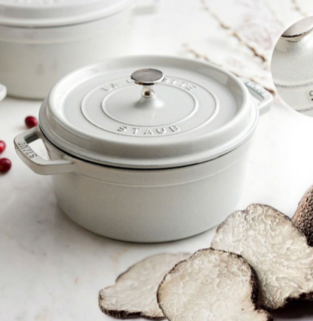 法國國寶級，Staub 琺瑯鑄鐵深燉鍋 3色1024.43元（天貓旗艦店2149元）
