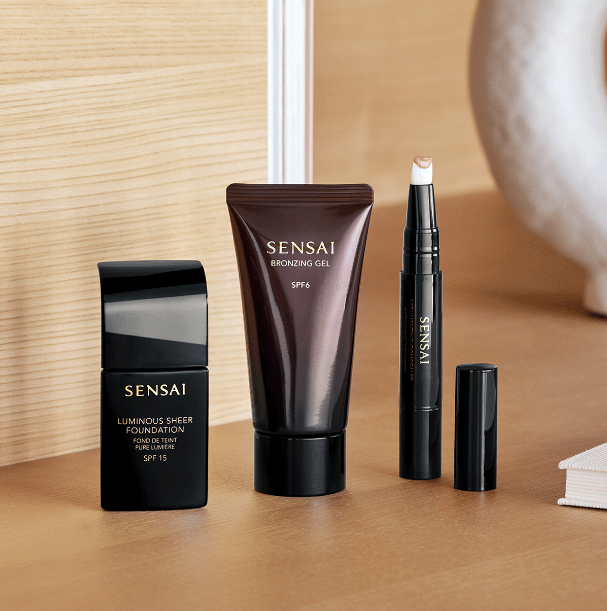 KANEBO 嘉娜宝 SENSAI 丝光溢彩 无瑕缎面发光粉底液 SPF15 30ml288.42元（官网€54）