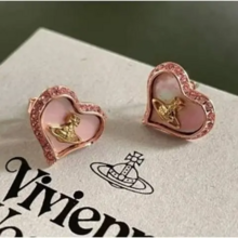   		Vivienne Westwood Gold & Pink Petra 粉珐琅爱心耳钉 6.1折 $122（约880.06元） 		
