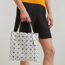  		SSENSE：三宅一生美包熱賣 淺灰大號托特包$321 Miyake Beyond 新款風(fēng)琴包$268 低至4折 		
