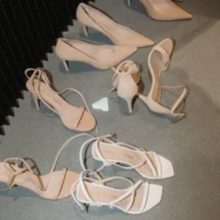   		Saks OFF 5th：清倉(cāng)大促！SW一字帶涼鞋$66 低至1.5折 		