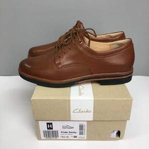 限UK6碼，18年秋款 Clarks 其樂 Frida Derby 女士真皮休閑鞋 Prime會員免費直郵含稅