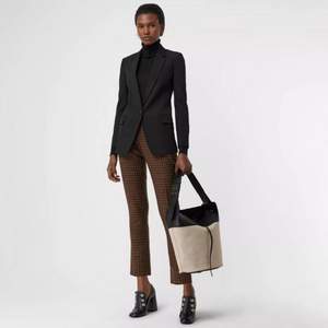 意大利產(chǎn)18秋冬新款，國(guó)內(nèi)￥11800 Burberry 女士大號(hào)真皮拼棉麻水桶包 4折