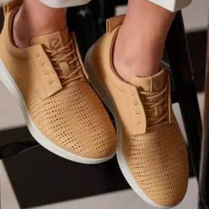 Ecco 愛步 Aquet 女士輕質(zhì)透氣真皮休閑鞋 $57.99