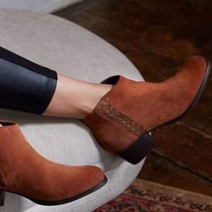 兩色碼全，Clarks 其樂(lè) Maypearl Fawn 女士復(fù)古翻毛皮粗跟踝靴 兩色