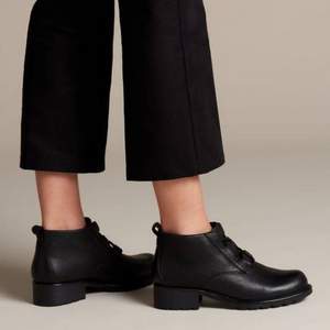 碼全，Clarks 其樂 Orinoco Oaks 女士真皮系帶粗跟短靴 26135233 