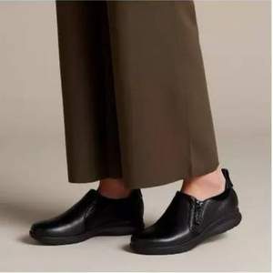 限UK3碼，Clarks 其樂 Un Adorn Zip 女士側(cè)拉鏈平底休閑鞋