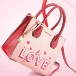 <span>庫(kù)存淺！</span>Michael Kors 邁克高仕 Mercer Love 女士中號(hào)手提包  