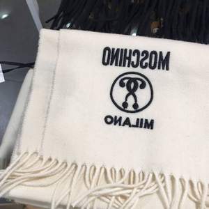 23日0點開始，Moschino 莫斯奇諾 純羊毛圍巾 多色