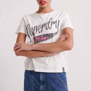 <span>白菜！</span>Superdry 極度干燥 Tour Boxy 女士短袖T恤