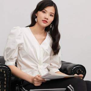 紅袖 女設(shè)計(jì)感泡泡中袖V領(lǐng)上衣