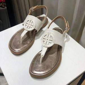 2021春夏新品，Clarks 其樂 Reyna Glam 女士平底人字夾趾涼鞋 多碼