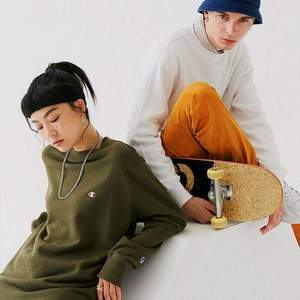 Champion 冠軍 男式經(jīng)典刺繡小標(biāo)純色套頭衛(wèi)衣 C3-Q001