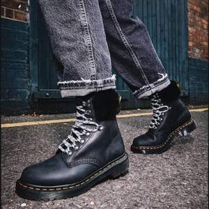 Dr. Martens 马丁博士 1460 SERENA COLLAR 女士加绒8孔马丁靴 26951001